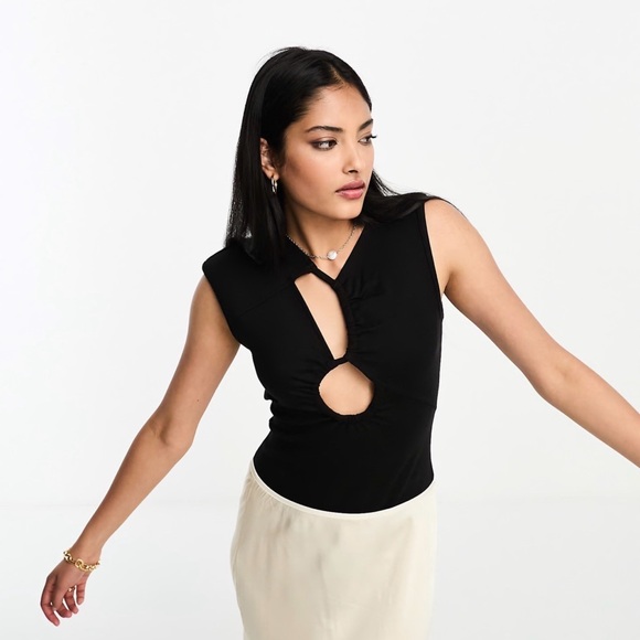 4th & Reckless Lara Cut Out Detail Black Bodysuit Size M - Picture 3 of 10